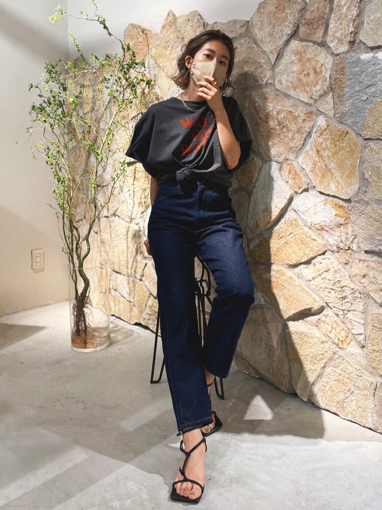 ブルー系のデニムパンツ、ブラック系のサンダル、グレー系のTシャツ/カットソーを着用したレディースの春コーディネートの3枚目の写真