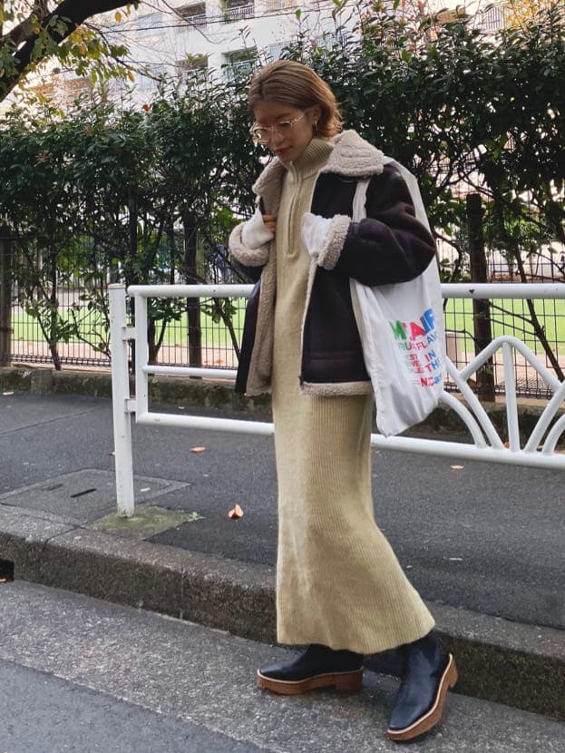 ブラウン系のブルゾン、グリーン系のワンピース、ホワイト系のエコバッグ/サブバッグを着用したレディースの冬コーディネートの6枚目の写真