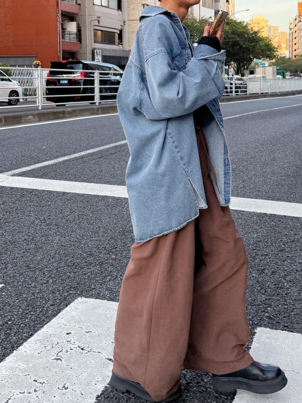 ブルー系のシャツ/ブラウス、ブラウン系のその他パンツを着用したレディースの秋コーディネートの3枚目の写真