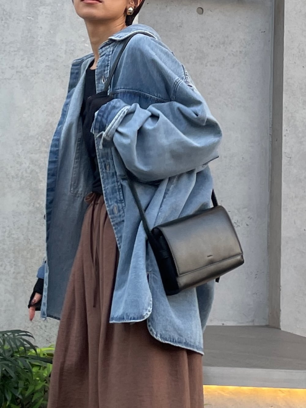 ブルー系のシャツ/ブラウス、ブラウン系のその他パンツを着用したレディースの秋コーディネートの4枚目の写真