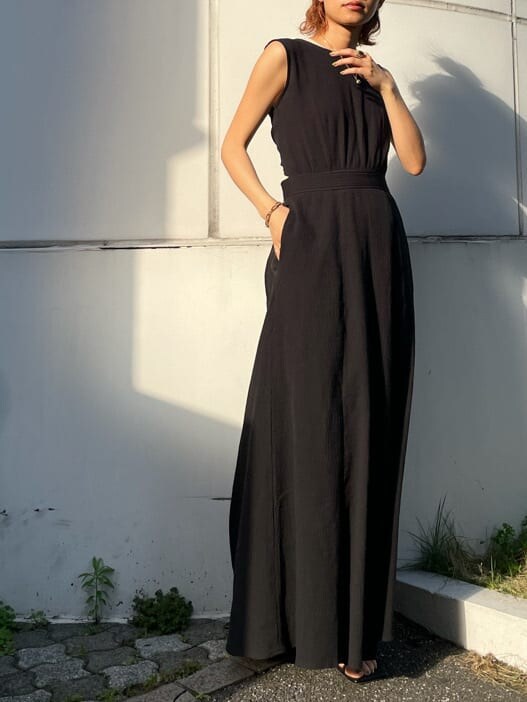 ブラック系のワンピース、ベージュ系のタンクトップを着用したレディースの夏コーディネートの2枚目の写真