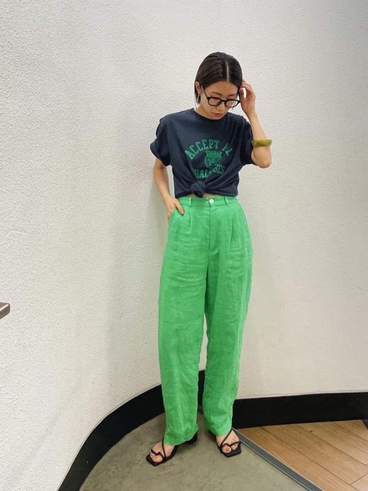 ブラック系のサンダル、グレー系のTシャツ/カットソー、グリーン系のその他パンツを着用したレディースの春コーディネートの2枚目の写真