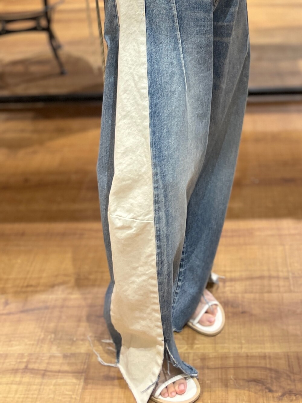 ブルー系のデニムパンツ、ホワイト系のシャツ/ブラウスを着用したレディースの春コーディネートの4枚目の写真