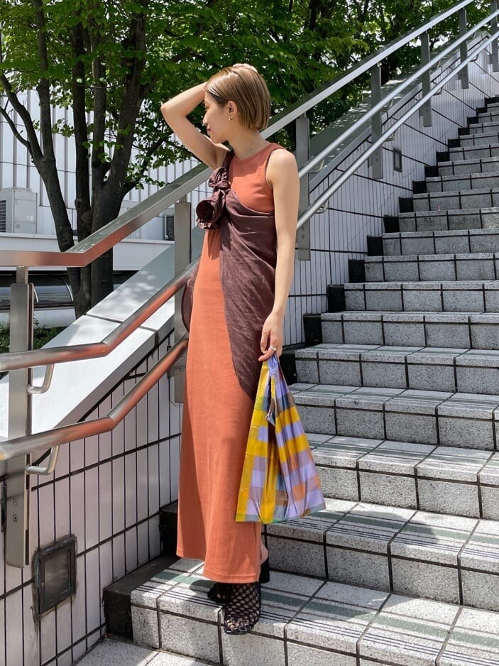 ブラック系のサンダル、ブラウン系のワンピース、ブラウン系のシャツ/ブラウスを着用したレディースの夏コーディネートの4枚目の写真