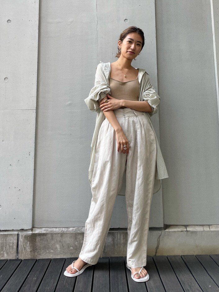 ホワイト系のその他パンツ、グリーン系のシャツ/ブラウス、ホワイト系のサンダルを着用したレディースの春コーディネートの3枚目の写真