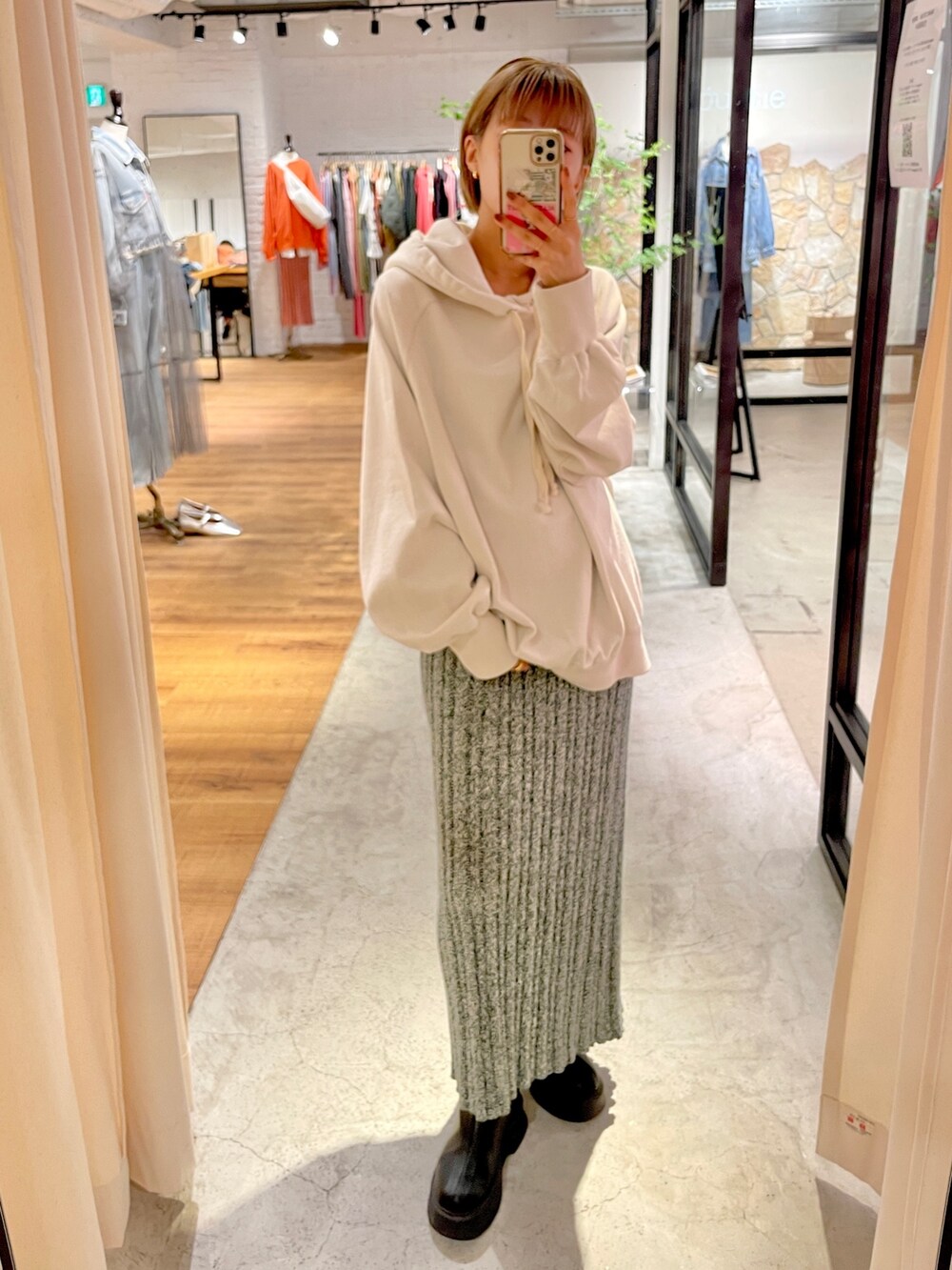 グリーン系のスカートを着用したレディースの春コーディネートの3枚目の写真