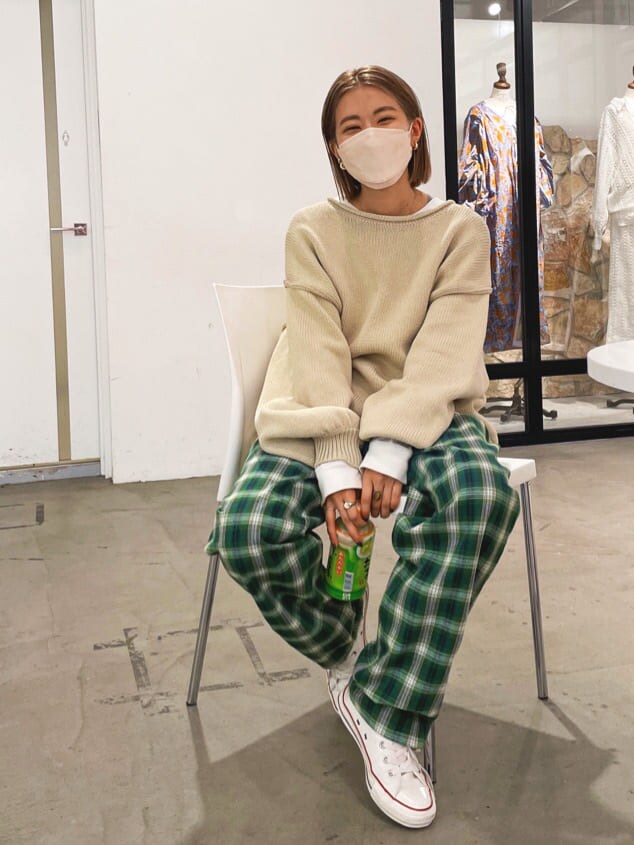 グリーン系のその他パンツ、グリーン系のニット/セーターを着用したレディースの秋コーディネートの3枚目の写真