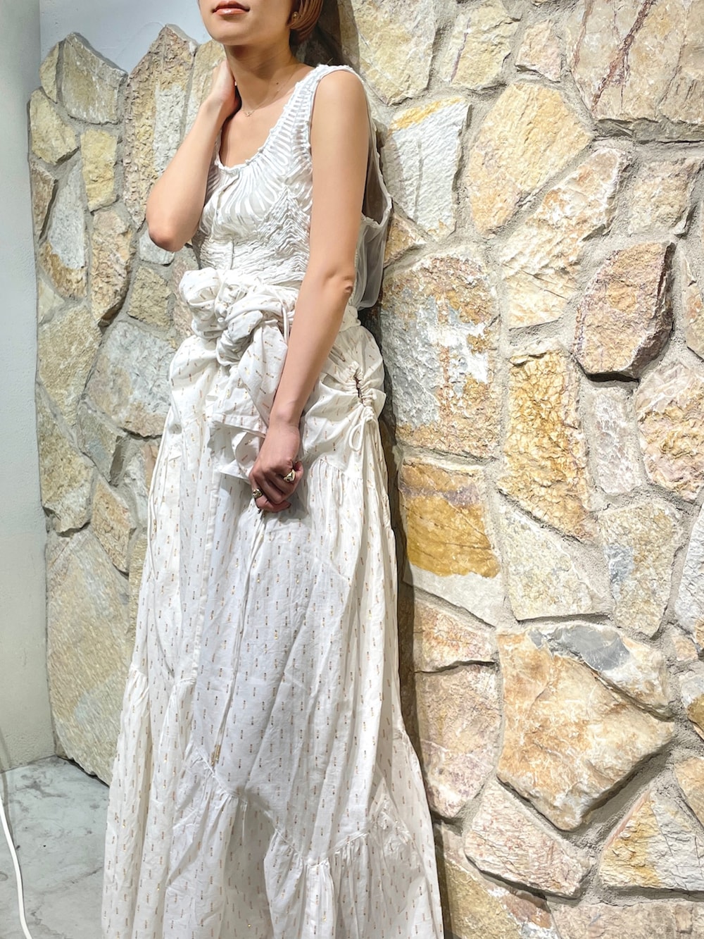 ホワイト系のワンピース、ホワイト系のシャツ/ブラウスを着用したレディースの春コーディネートの4枚目の写真