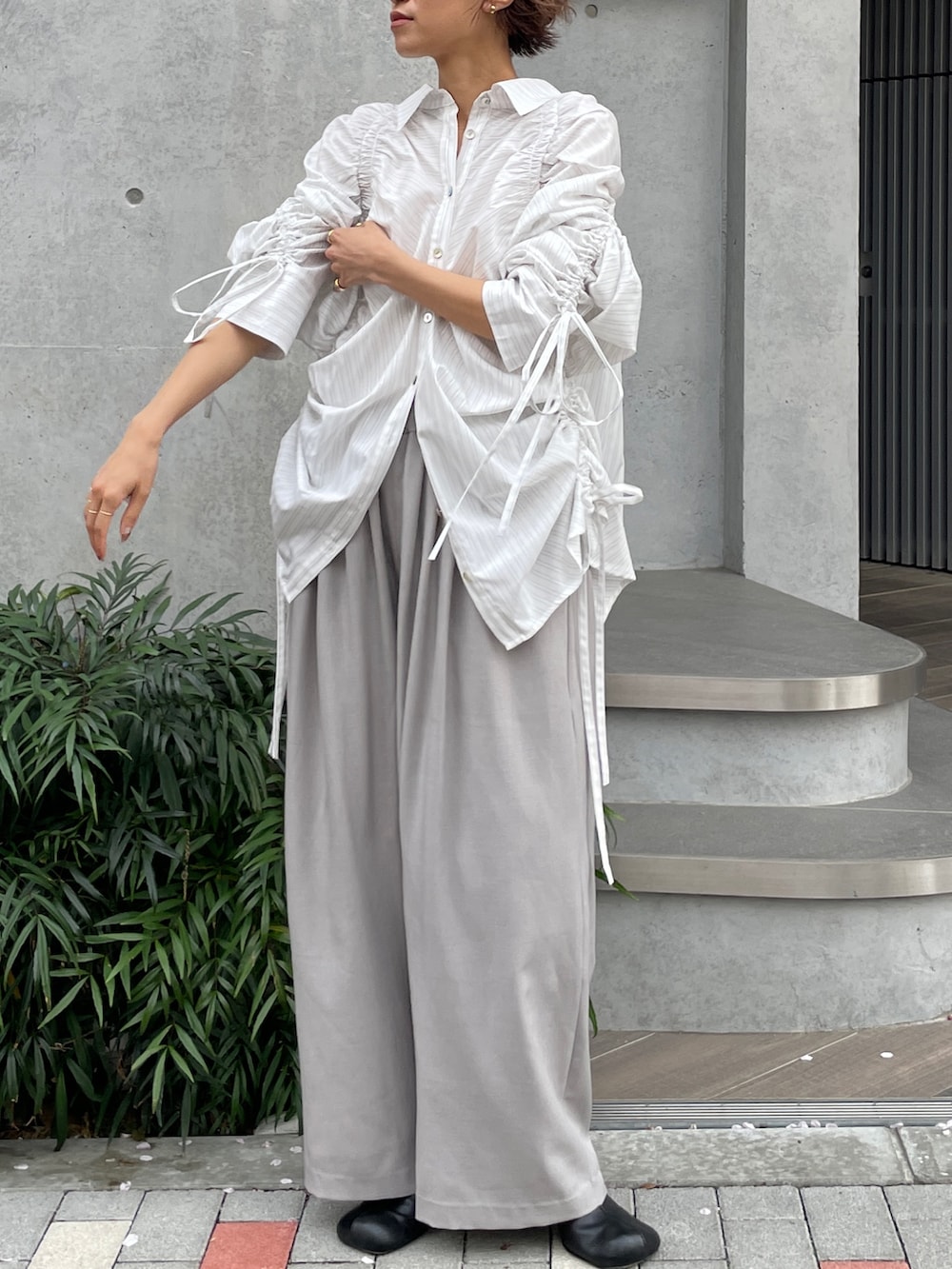 ホワイト系のシャツ/ブラウス、グレー系のその他パンツを着用したレディースの春コーディネートの3枚目の写真