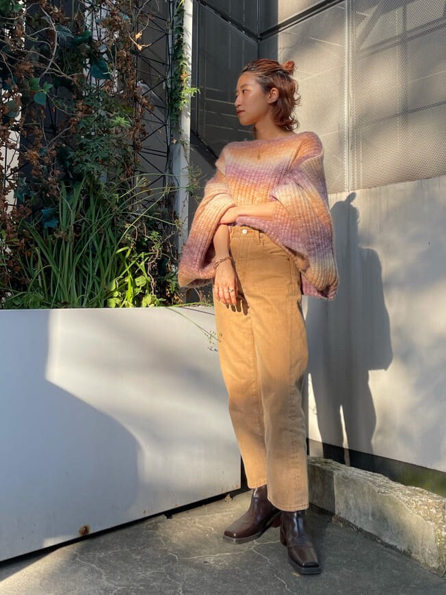 ベージュ系のデニムパンツ、パープル系のニット/セーターを着用したレディースの夏コーディネートの2枚目の写真