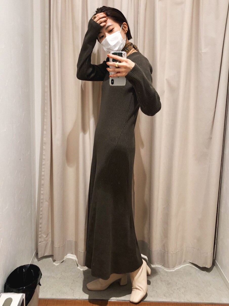 ブラウン系のワンピース、ブラウン系のワンピースを着用したレディースの冬コーディネートの2枚目の写真