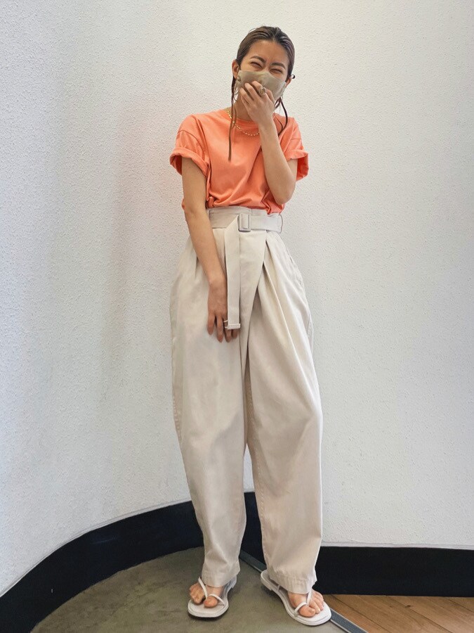 ホワイト系のサンダル、ピンク系のTシャツ/カットソー、ホワイト系のその他パンツを着用したレディースの春コーディネートの3枚目の写真