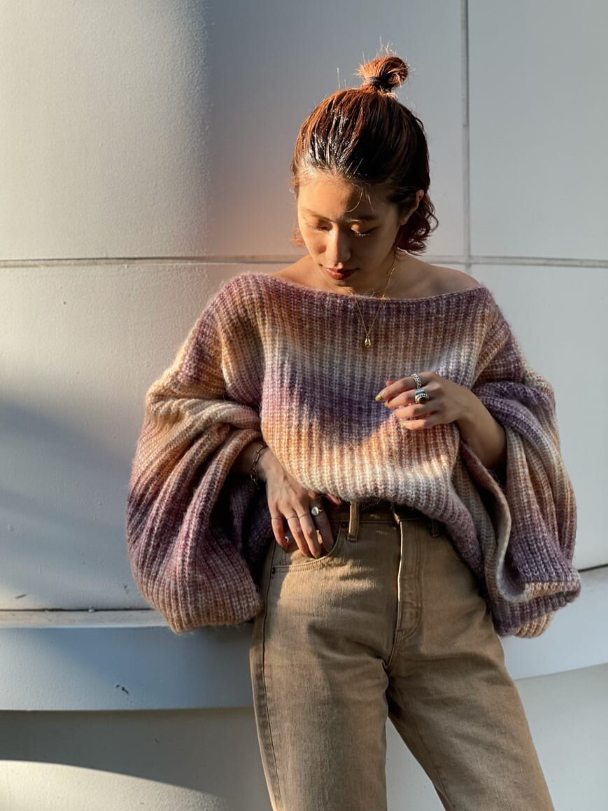 ベージュ系のデニムパンツ、パープル系のニット/セーターを着用したレディースの夏コーディネートの3枚目の写真