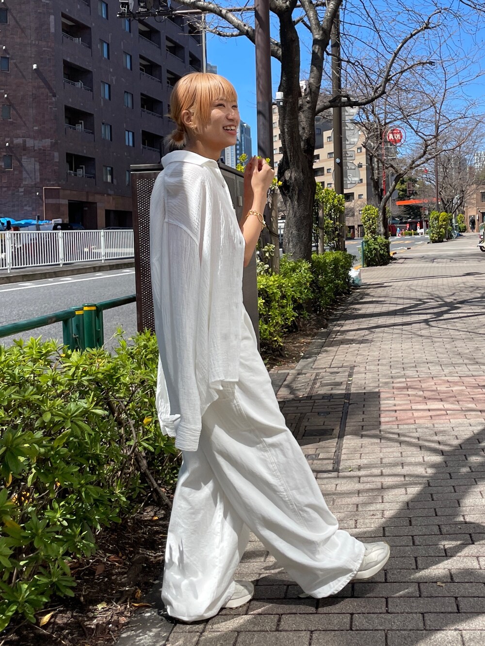 ホワイト系のつなぎ/オールインワン、オレンジ系のタンクトップ、ホワイト系のシャツ/ブラウスを着用したレディースの春コーディネートの7枚目の写真