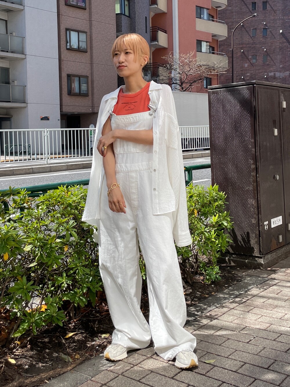 ホワイト系のつなぎ/オールインワン、オレンジ系のタンクトップ、ホワイト系のシャツ/ブラウスを着用したレディースの春コーディネートの6枚目の写真