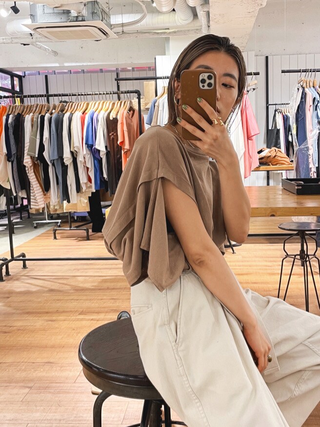 ベージュ系のTシャツ/カットソー、ホワイト系のその他パンツ、ホワイト系のサンダルを着用したレディースの春コーディネートの5枚目の写真