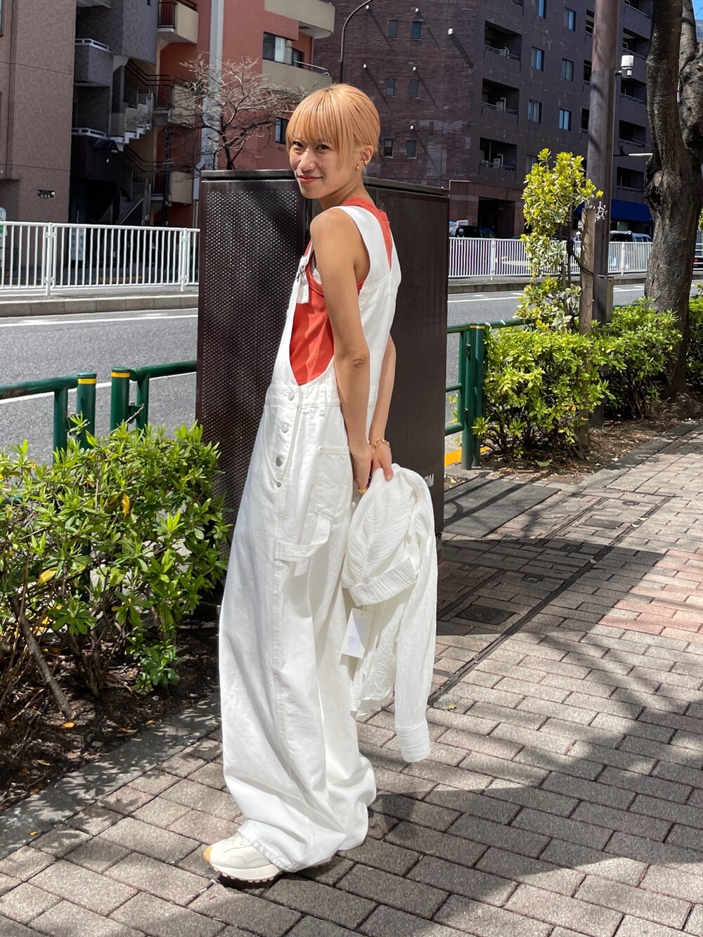 ホワイト系のつなぎ/オールインワン、オレンジ系のタンクトップ、ホワイト系のシャツ/ブラウスを着用したレディースの春コーディネートの4枚目の写真