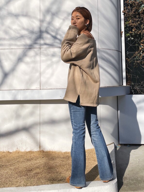 ブラウン系のその他シューズ、ベージュ系のスウェット、ブルー系のデニムパンツを着用したレディースの冬コーディネートの4枚目の写真