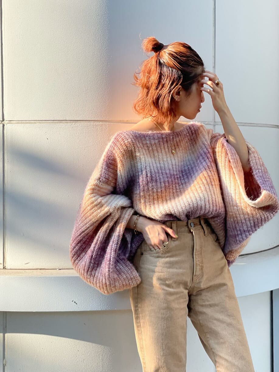 ベージュ系のデニムパンツ、パープル系のニット/セーターを着用したレディースの夏コーディネートの4枚目の写真