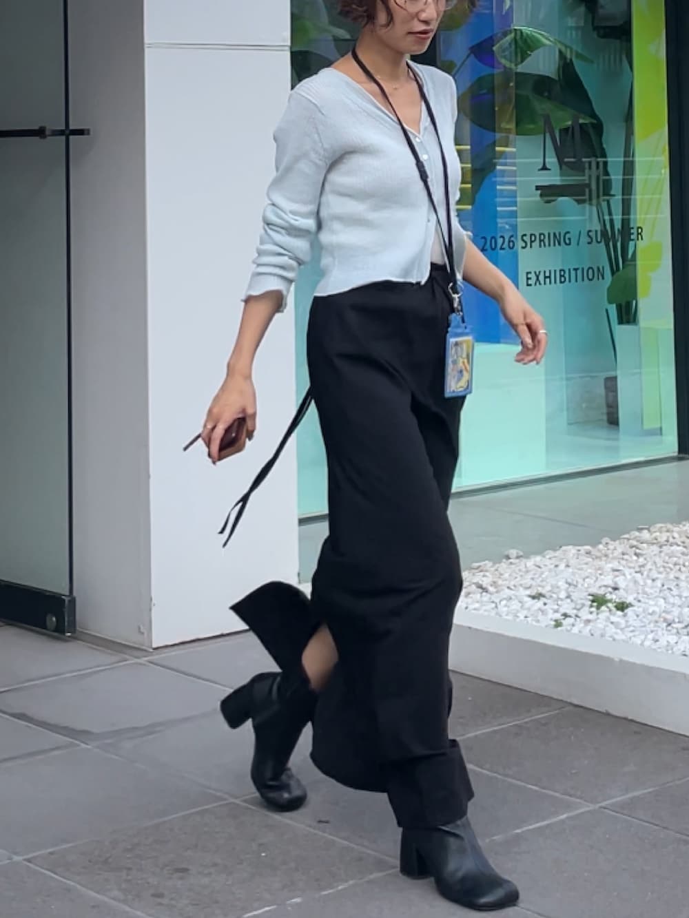 ブルー系のカーディガン/ボレロ、ブラック系のスカートを着用したレディースの春コーディネートの4枚目の写真