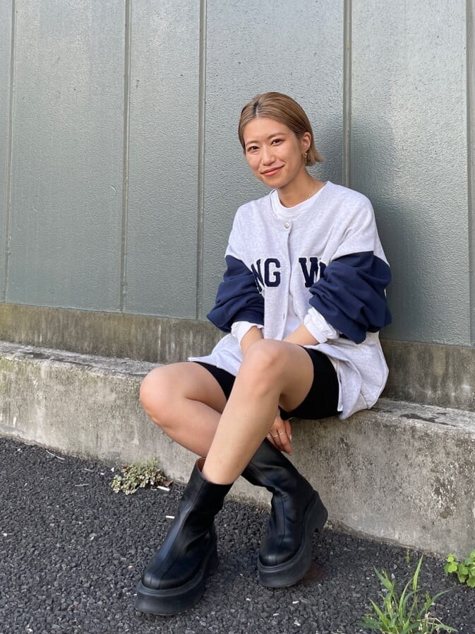 ブルー系のカーディガン/ボレロ、ホワイト系のTシャツ/カットソー、ブラック系のその他パンツを着用したレディースの秋コーディネートの6枚目の写真