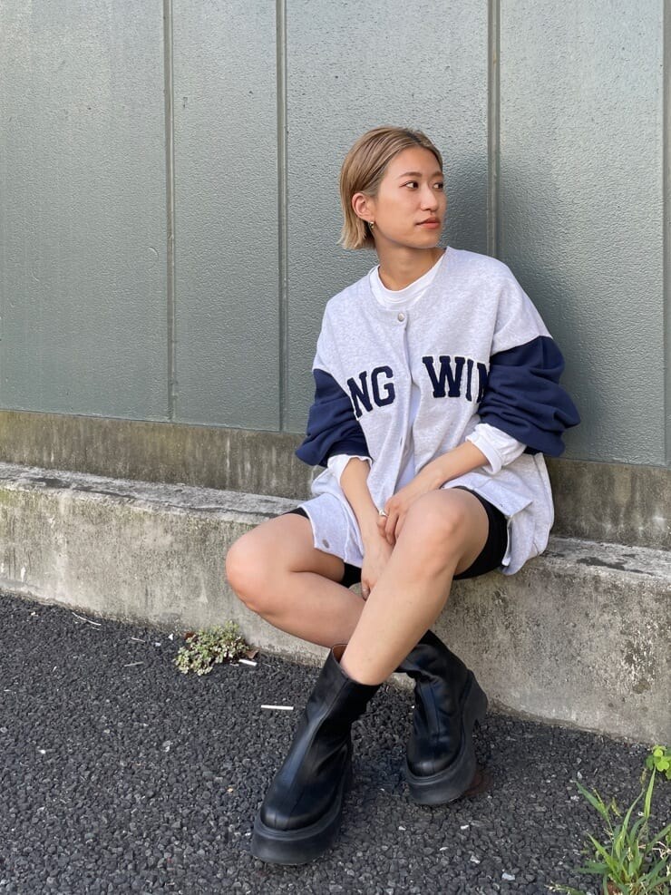 ブルー系のカーディガン/ボレロ、ホワイト系のTシャツ/カットソー、ブラック系のその他パンツを着用したレディースの秋コーディネートの2枚目の写真