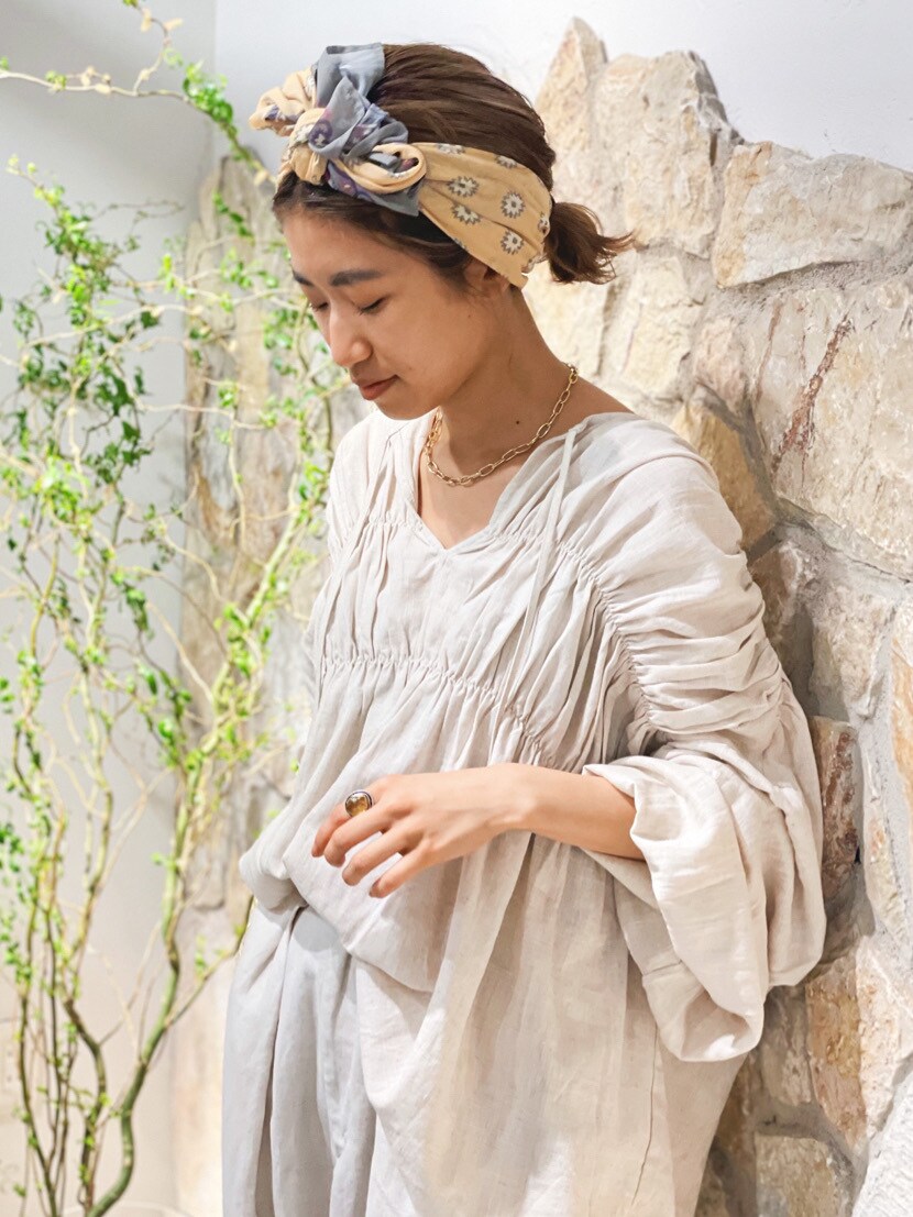 ホワイト系のシャツ/ブラウス、ホワイト系のその他パンツ、イエロー系のストール/ショールを着用したレディースの春コーディネートの4枚目の写真