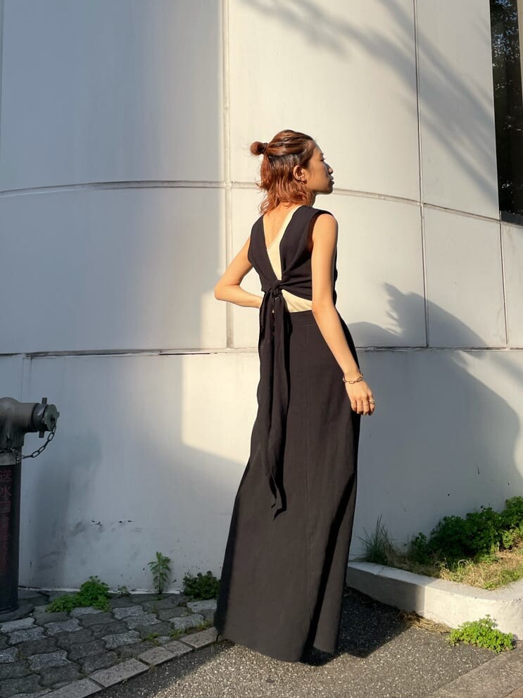 ブラック系のワンピース、ベージュ系のタンクトップを着用したレディースの夏コーディネートの5枚目の写真