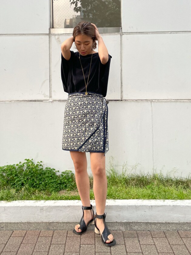 ブラック系のサンダル、ブラック系のTシャツ/カットソー、ブルー系のスカートを着用したレディースの春コーディネートの3枚目の写真