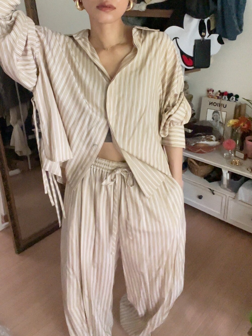 ベージュ系のシャツ/ブラウス、ベージュ系のその他パンツを着用したレディースの春コーディネートの3枚目の写真