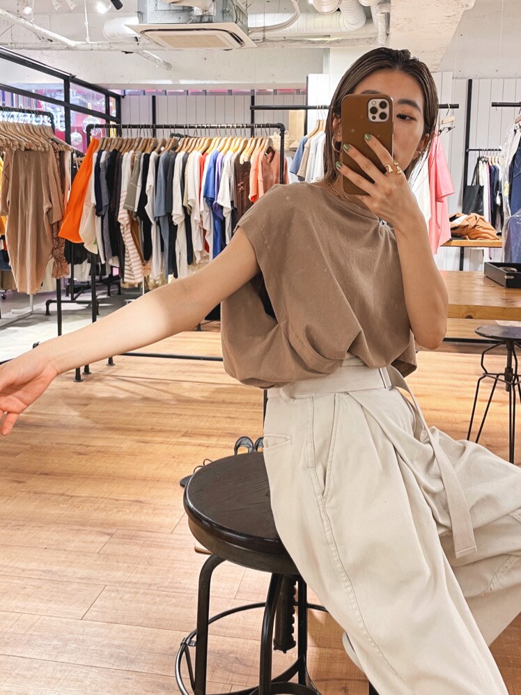 ベージュ系のTシャツ/カットソー、ホワイト系のその他パンツ、ホワイト系のサンダルを着用したレディースの春コーディネートの4枚目の写真