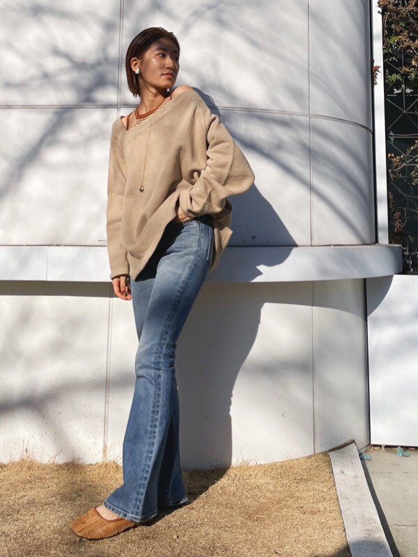 ブラウン系のその他シューズ、ベージュ系のスウェット、ブルー系のデニムパンツを着用したレディースの冬コーディネートの3枚目の写真