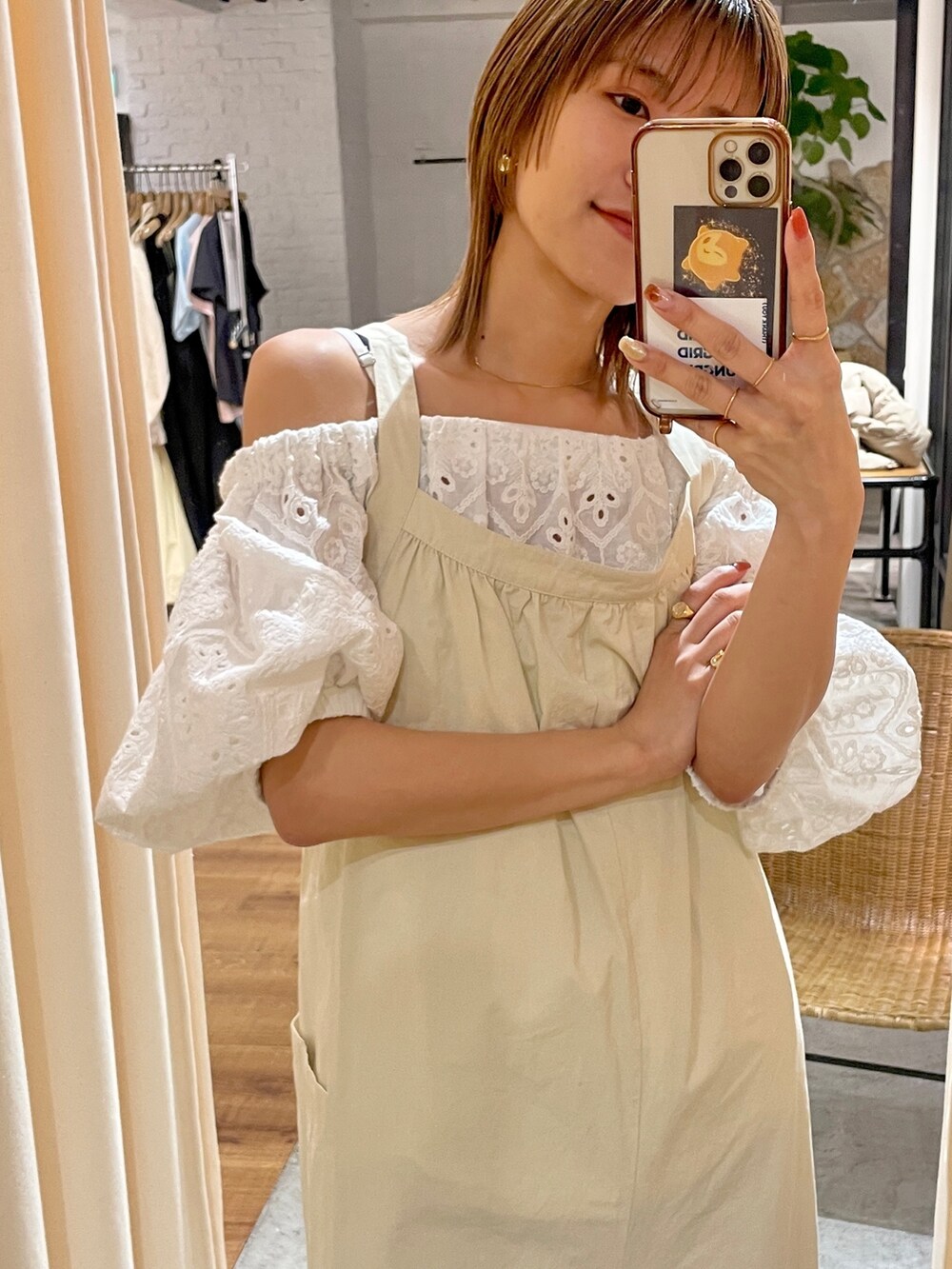 ホワイト系のつなぎ/オールインワン、ホワイト系のシャツ/ブラウスを着用したレディースの春コーディネートの2枚目の写真
