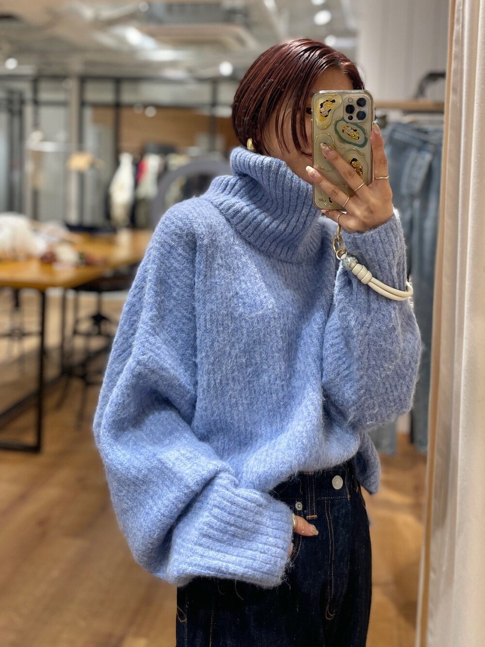 ブルー系のニット/セーター、ブルー系のデニムパンツを着用したレディースの冬コーディネートの2枚目の写真