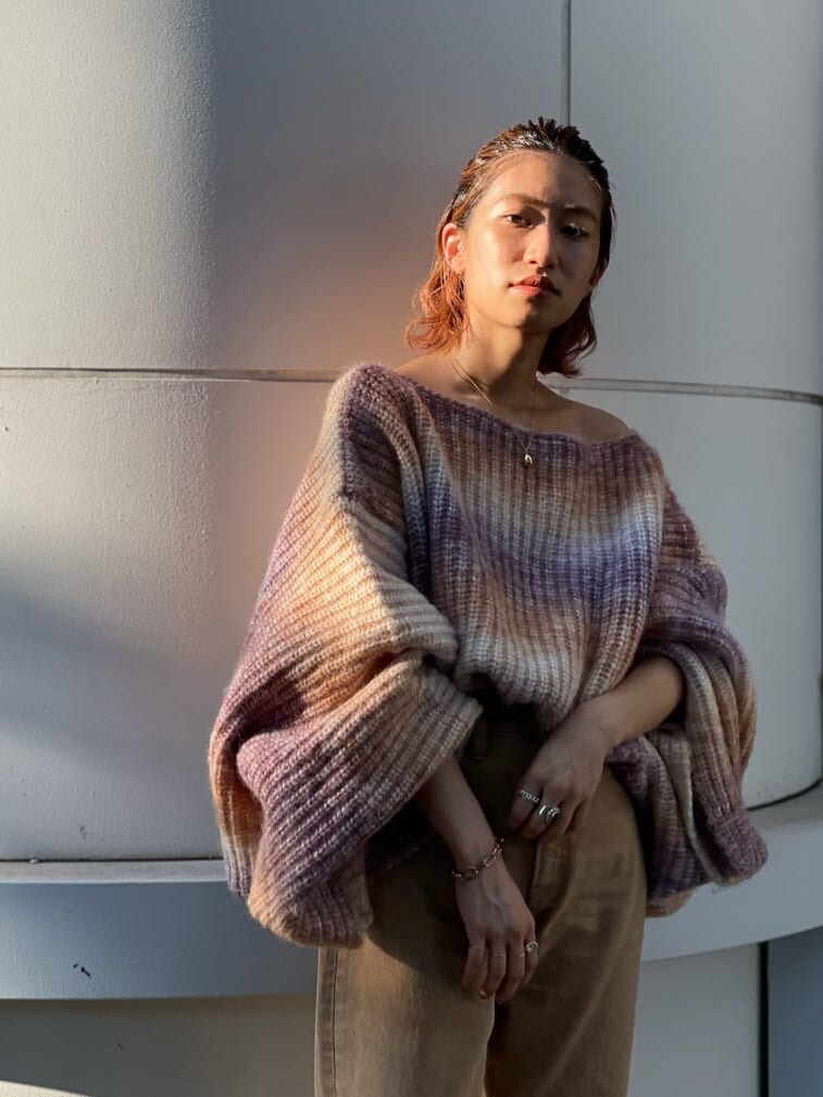 ベージュ系のデニムパンツ、パープル系のニット/セーターを着用したレディースの夏コーディネートの5枚目の写真