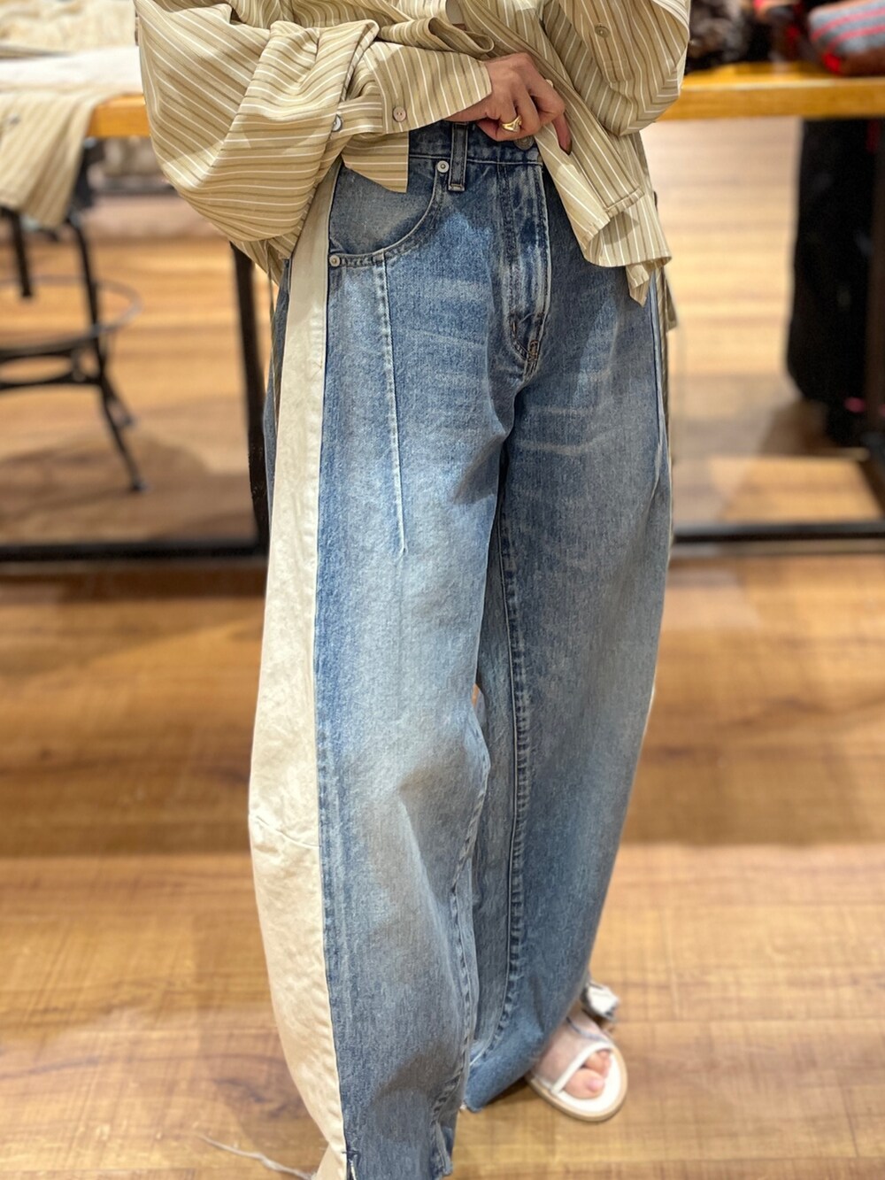 ブルー系のデニムパンツ、ホワイト系のシャツ/ブラウスを着用したレディースの春コーディネートの3枚目の写真