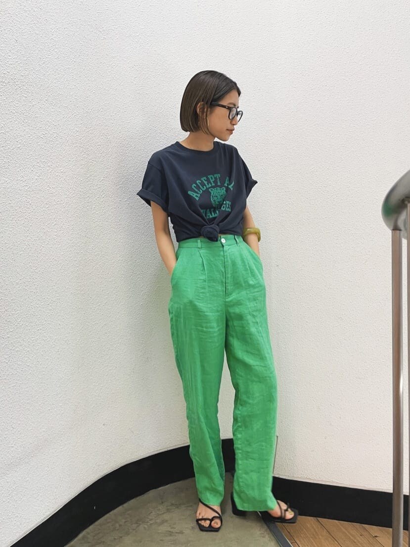 ブラック系のサンダル、グレー系のTシャツ/カットソー、グリーン系のその他パンツを着用したレディースの春コーディネートの3枚目の写真