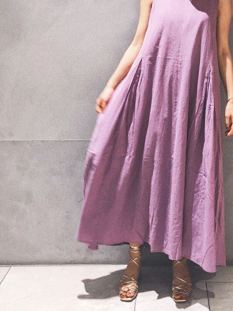 パープル系のワンピース、その他のサンダルを着用したレディースの春コーディネートの2枚目の写真