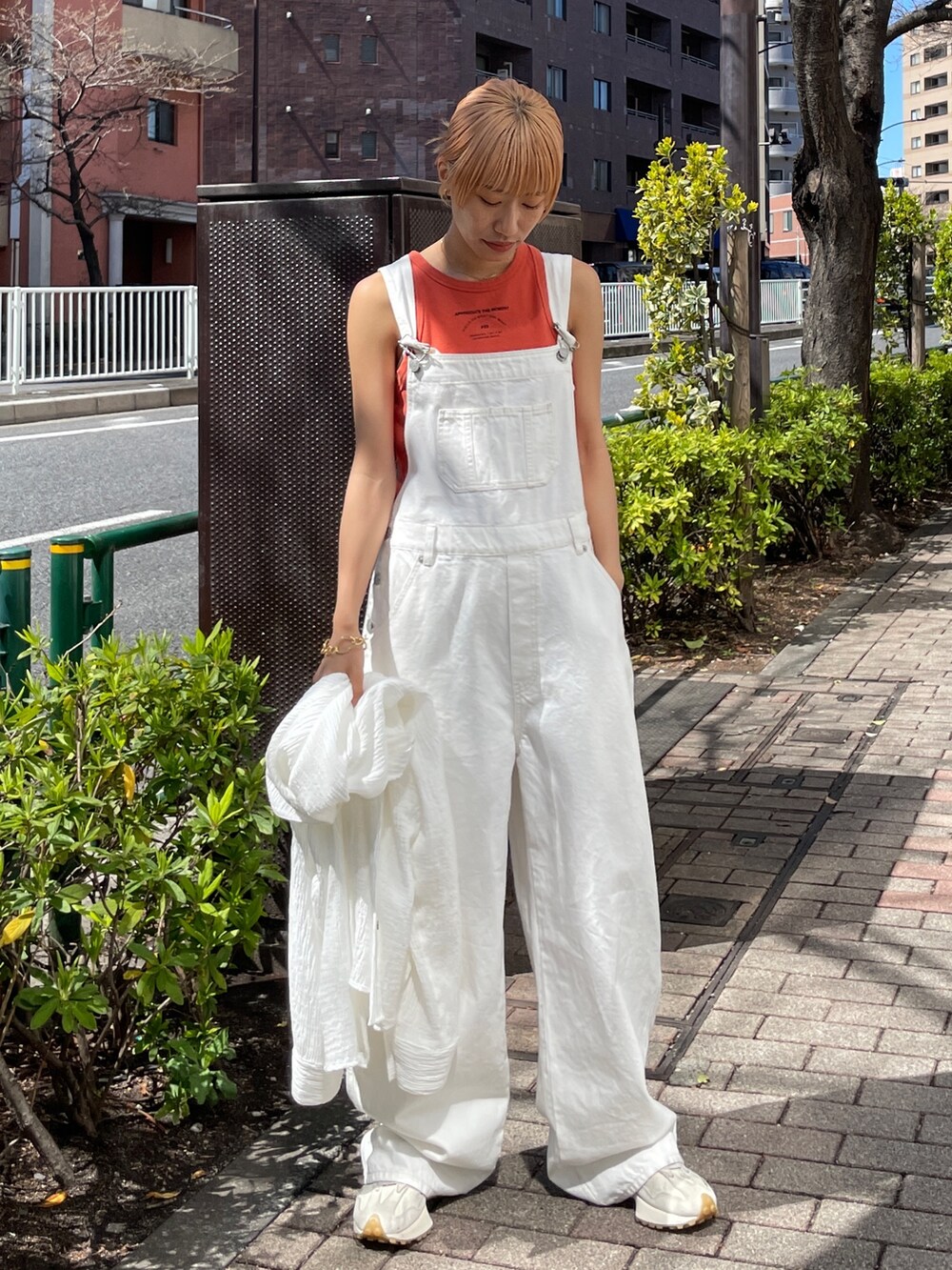 ホワイト系のつなぎ/オールインワン、オレンジ系のタンクトップ、ホワイト系のシャツ/ブラウスを着用したレディースの春コーディネートの2枚目の写真