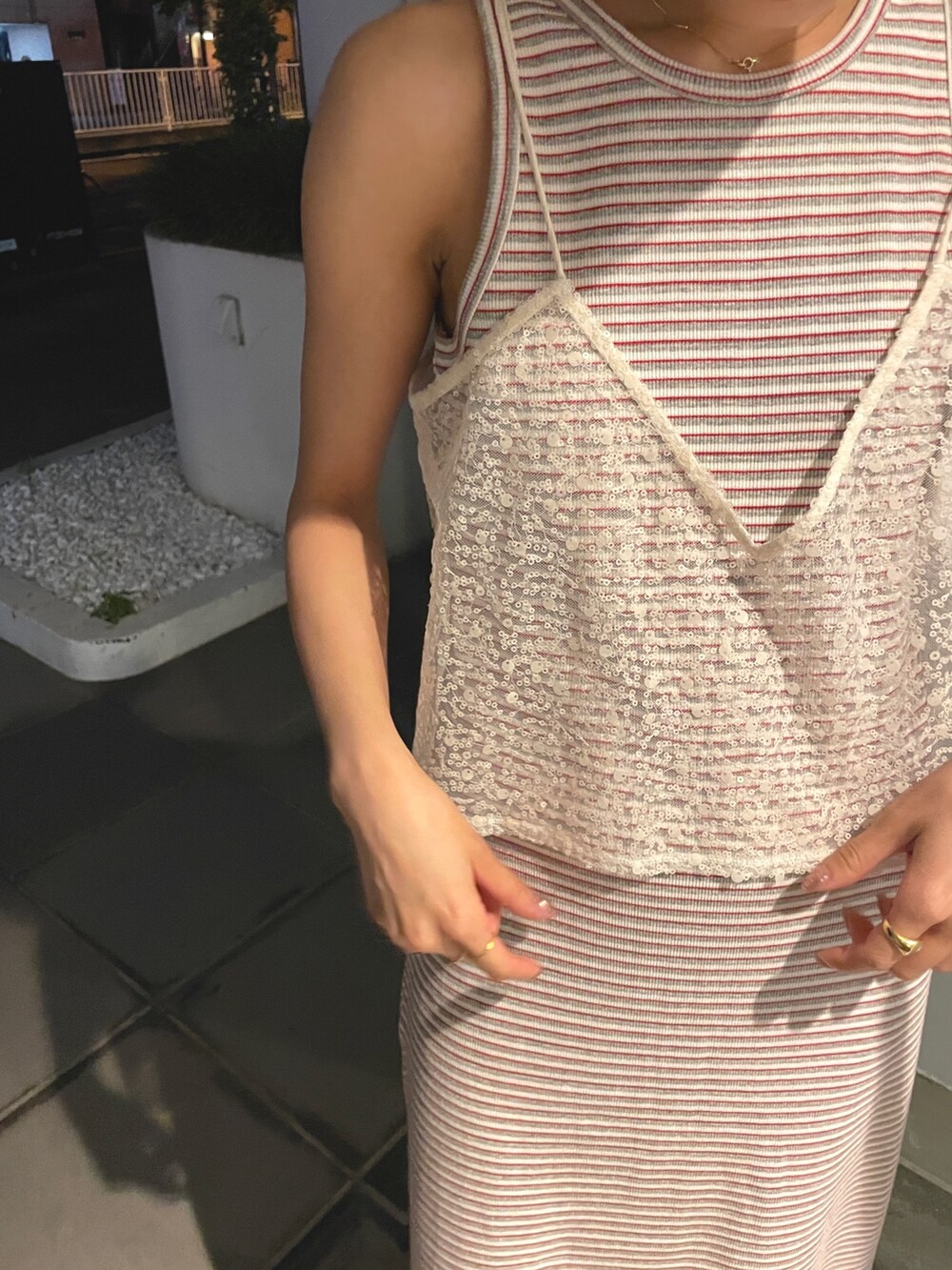 ホワイト系のワンピース、ホワイト系のキャミソール、ホワイト系のハンドバッグを着用したレディースの春コーディネートの3枚目の写真