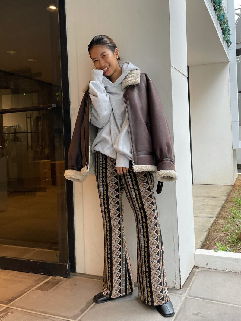 ブラック系のその他パンツ、ブラウン系のブルゾン、ブラック系のブーツを着用したレディースの夏コーディネートの2枚目の写真