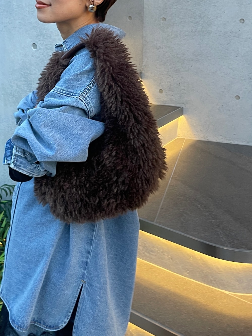 ブルー系のシャツ/ブラウス、ブラック系のスカートを着用したレディースの秋コーディネートの6枚目の写真