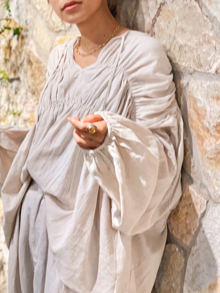 ホワイト系のシャツ/ブラウス、ホワイト系のその他パンツ、イエロー系のストール/ショールを着用したレディースの春コーディネートの3枚目の写真