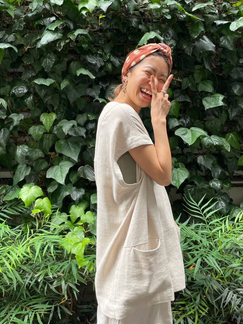 オレンジ系のサンダル、ホワイト系のシャツ/ブラウス、ホワイト系のその他パンツを着用したレディースの夏コーディネートの5枚目の写真