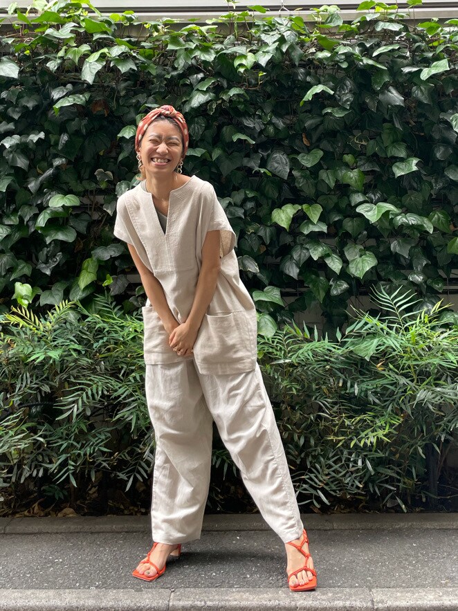 オレンジ系のサンダル、ホワイト系のシャツ/ブラウス、ホワイト系のその他パンツを着用したレディースの夏コーディネートの3枚目の写真