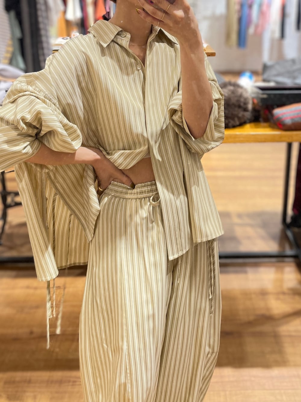 ベージュ系のシャツ/ブラウス、ベージュ系のその他パンツを着用したレディースの春コーディネートの4枚目の写真