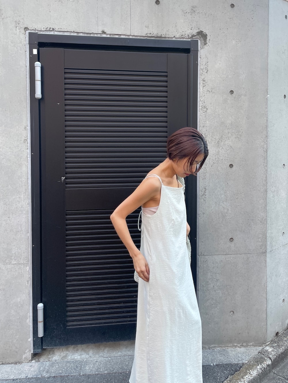 ホワイト系のワンピース、ホワイト系のカーディガン/ボレロを着用したレディースの春コーディネートの4枚目の写真