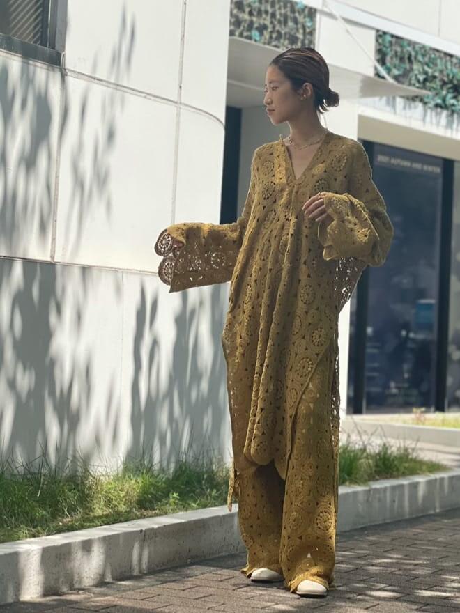 イエロー系のワンピース、イエロー系のその他パンツ、ホワイト系のブーツを着用したレディースの夏コーディネートの5枚目の写真
