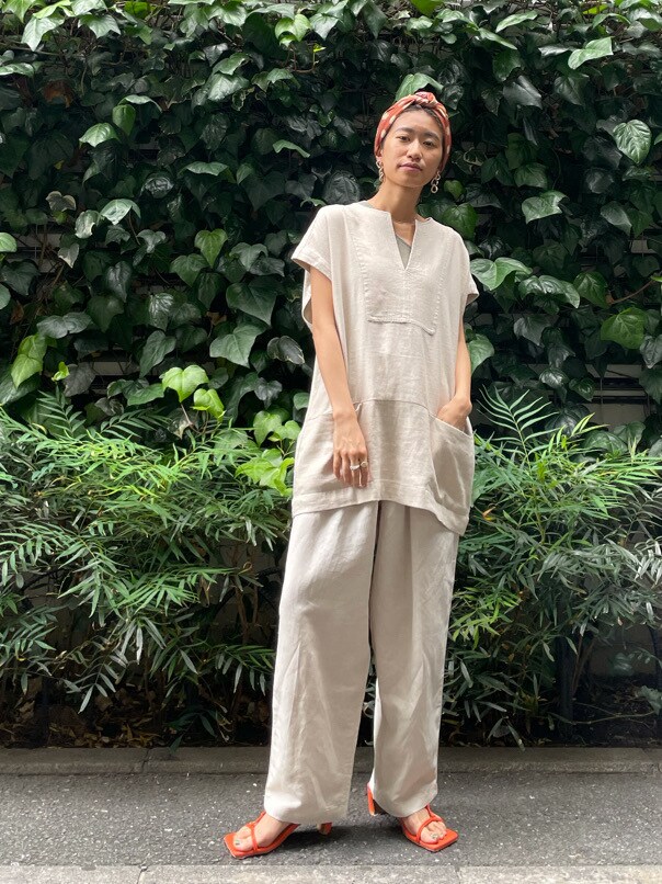 オレンジ系のサンダル、ホワイト系のシャツ/ブラウス、ホワイト系のその他パンツを着用したレディースの夏コーディネートの2枚目の写真