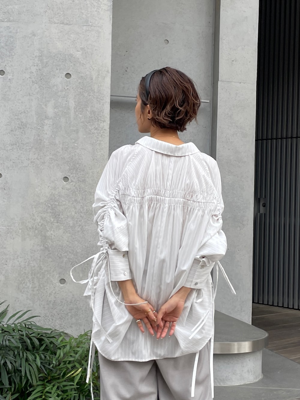 ホワイト系のシャツ/ブラウス、グレー系のその他パンツを着用したレディースの春コーディネートの5枚目の写真